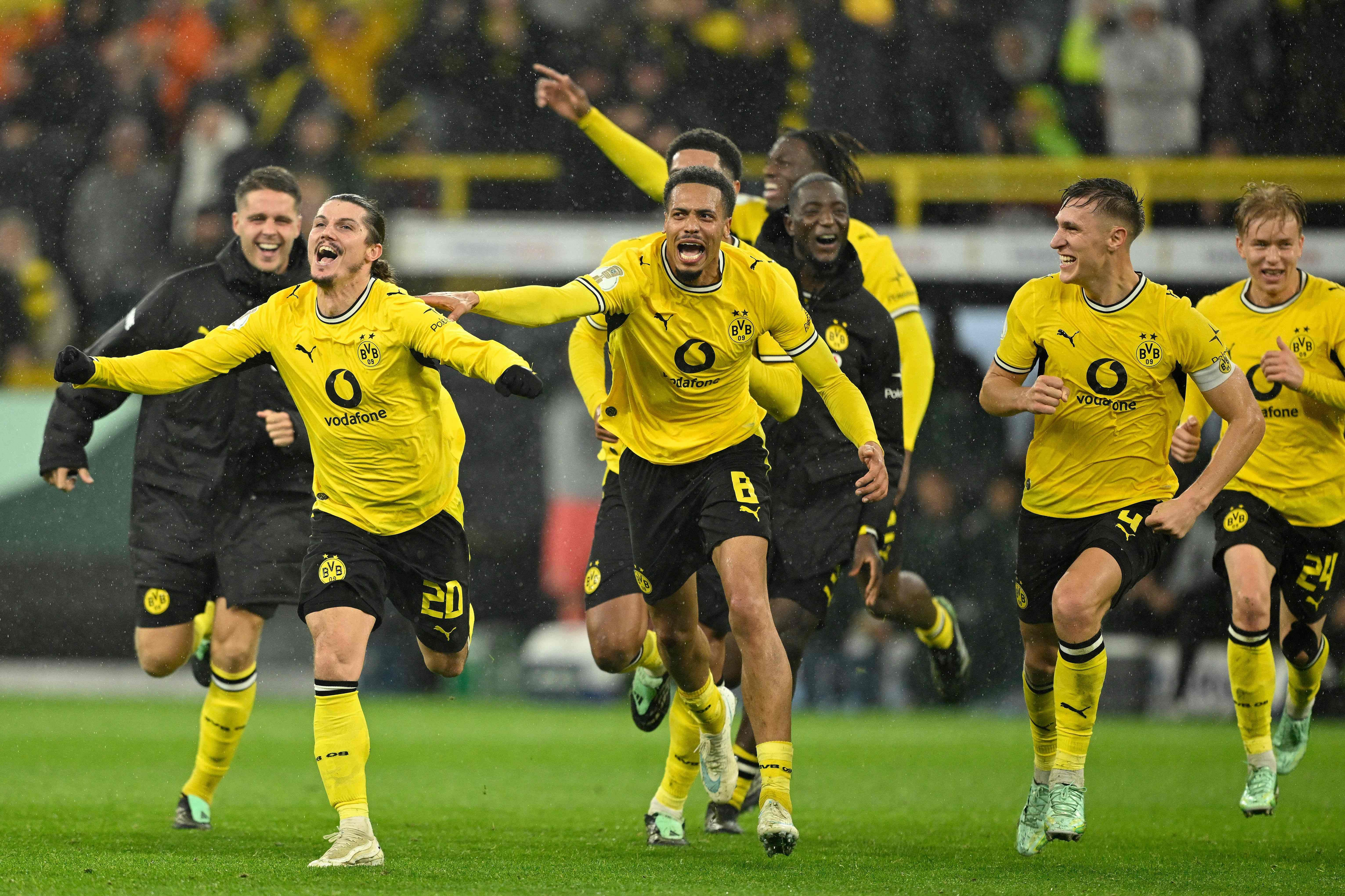 Borussia Dortmund-Spieler jubeln gemeinsam auf dem Spielfeld nach einem Tor im DFB-Pokal-Spiel.
