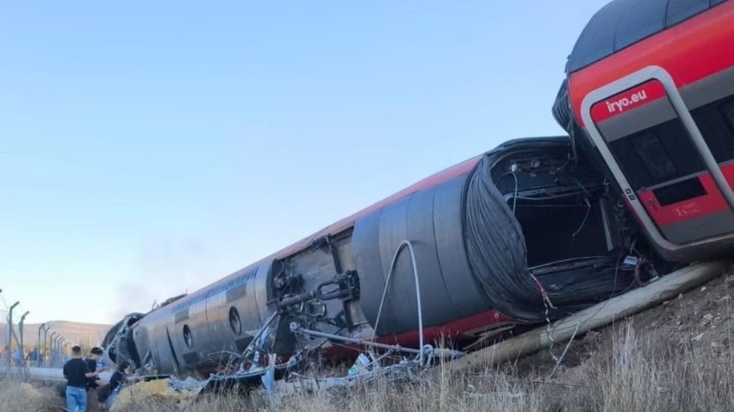 Entgleister Hochgeschwindigkeitszug nach schwerem Zugunglück bei Toledo, Spanien, mit zerstörten Waggons.