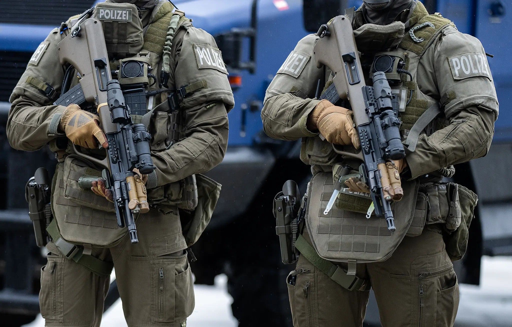 Zwei schwer bewaffnete Cobra-Polizisten in Schutzkleidung und mit Gewehren im Anschlag.