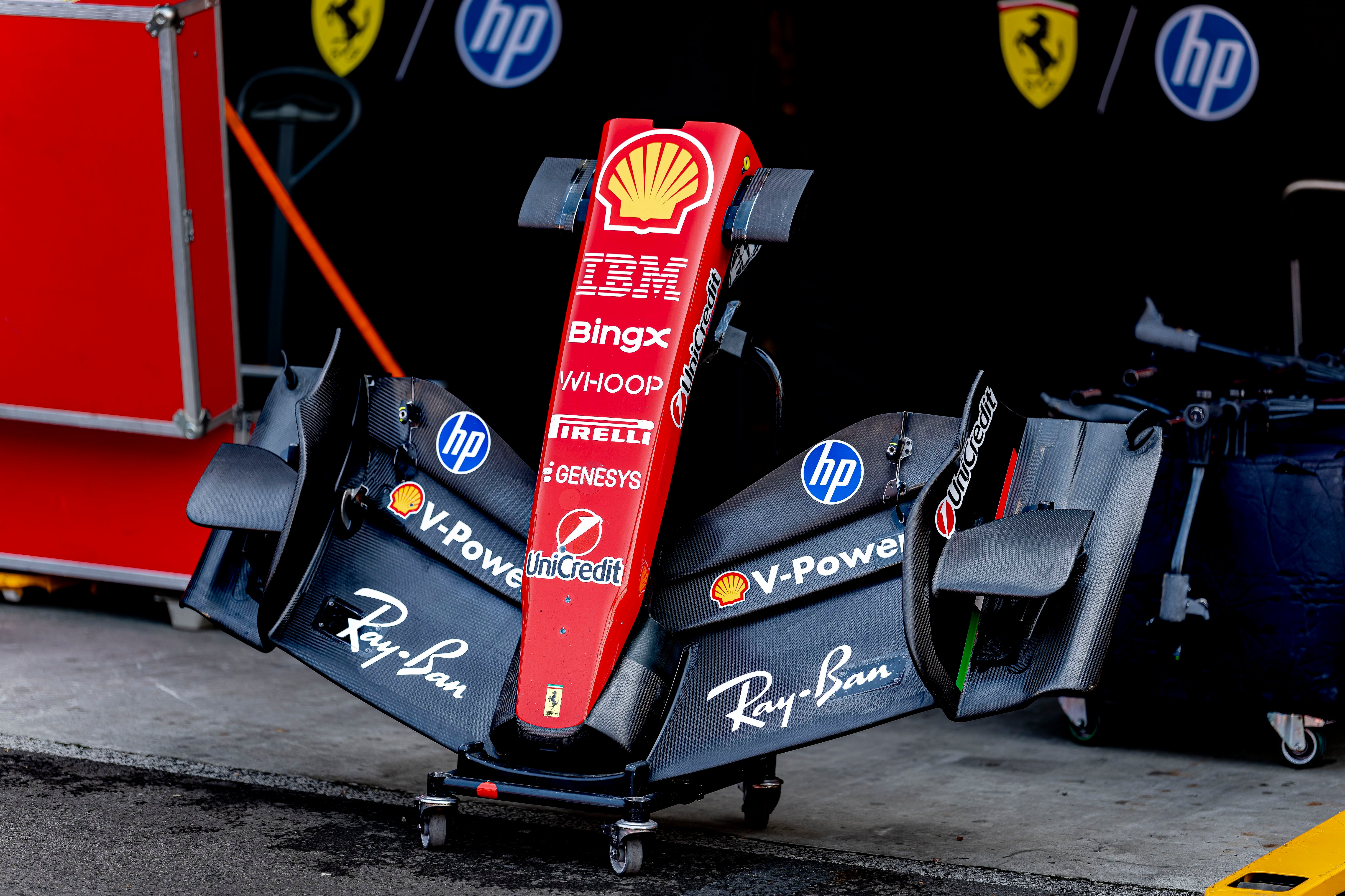 Ferrari-Frontflügel mit Sponsorenlogos in der Boxengasse beim Formel-1-Rennen in Mexiko.