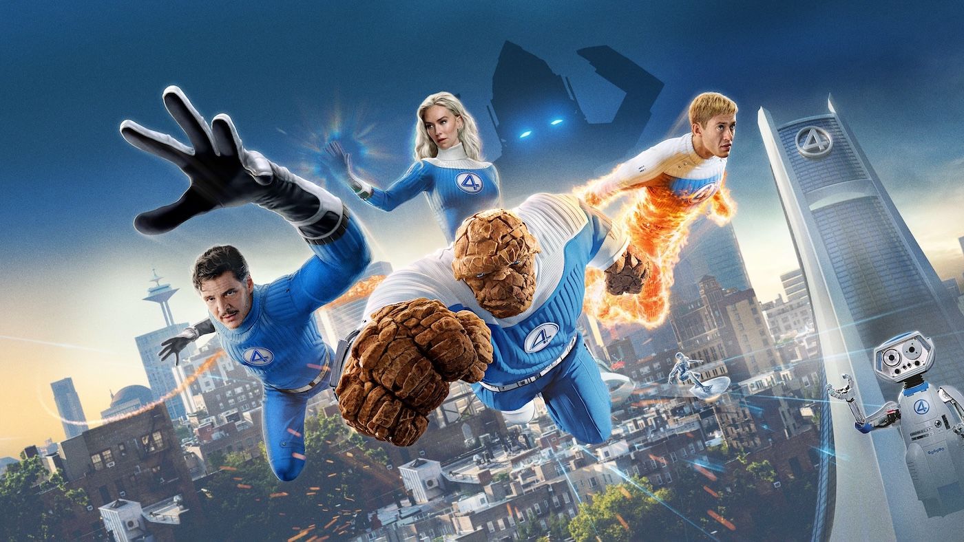 Vier Superhelden der Fantastic Four fliegen über eine Stadt, ein Wolkenkratzer und Roboter im Hintergrund.