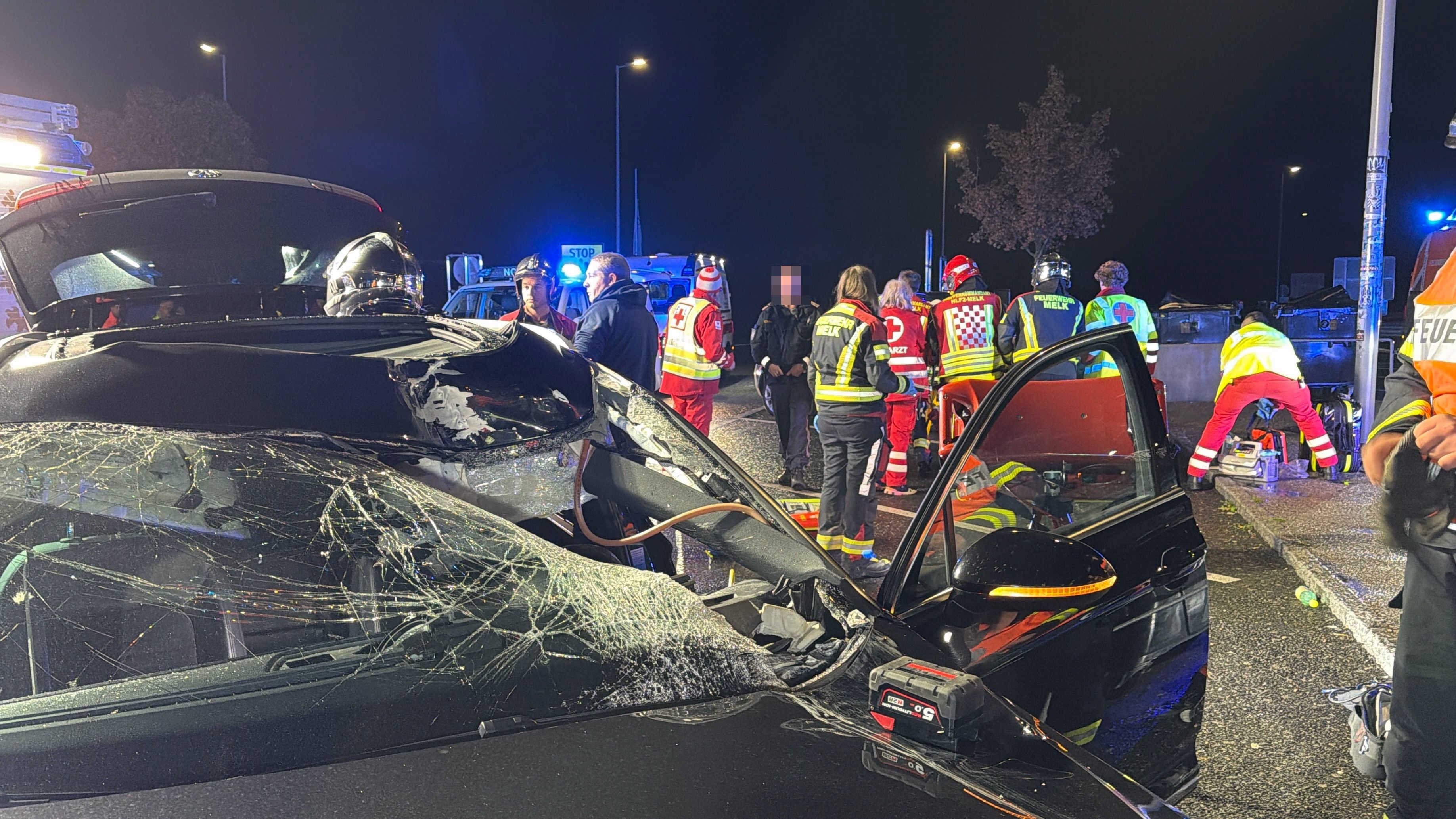 Nach einem Unfall mit zerstörter Windschutzscheibe sind Feuerwehr und Rettungskräfte im Einsatz.