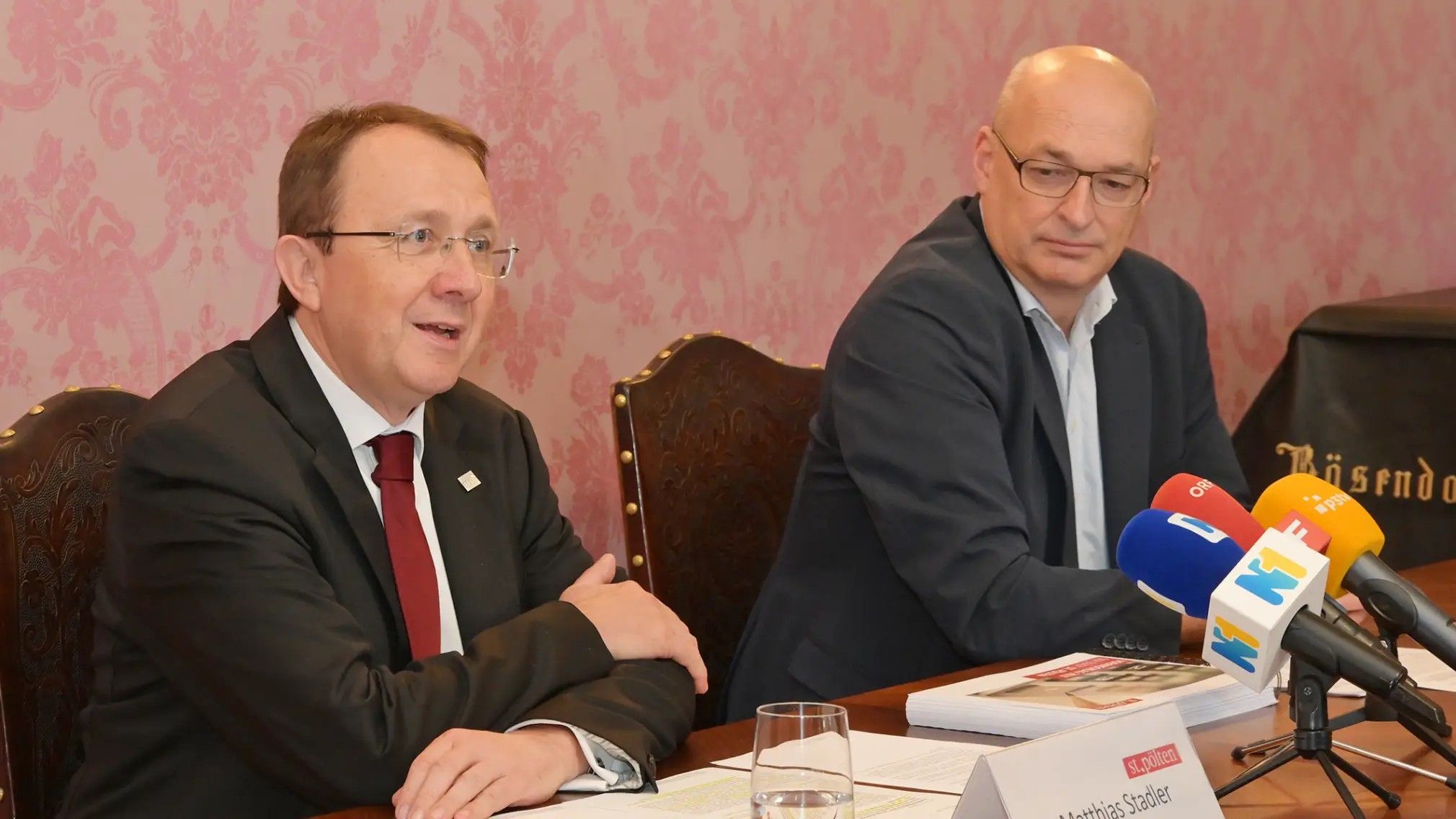 Bürgermeister Matthias Stadler, der auch dem städtischen Finanzausschuss vorsitzt, möchte in der kommenden Sitzung den Budgetentwurf für 2027 auflegen. Mit dem Leiter der städtischen Finanzabteilung, Thomas Wolfsberger, präsentierte er wesentliche Kennzahlen.