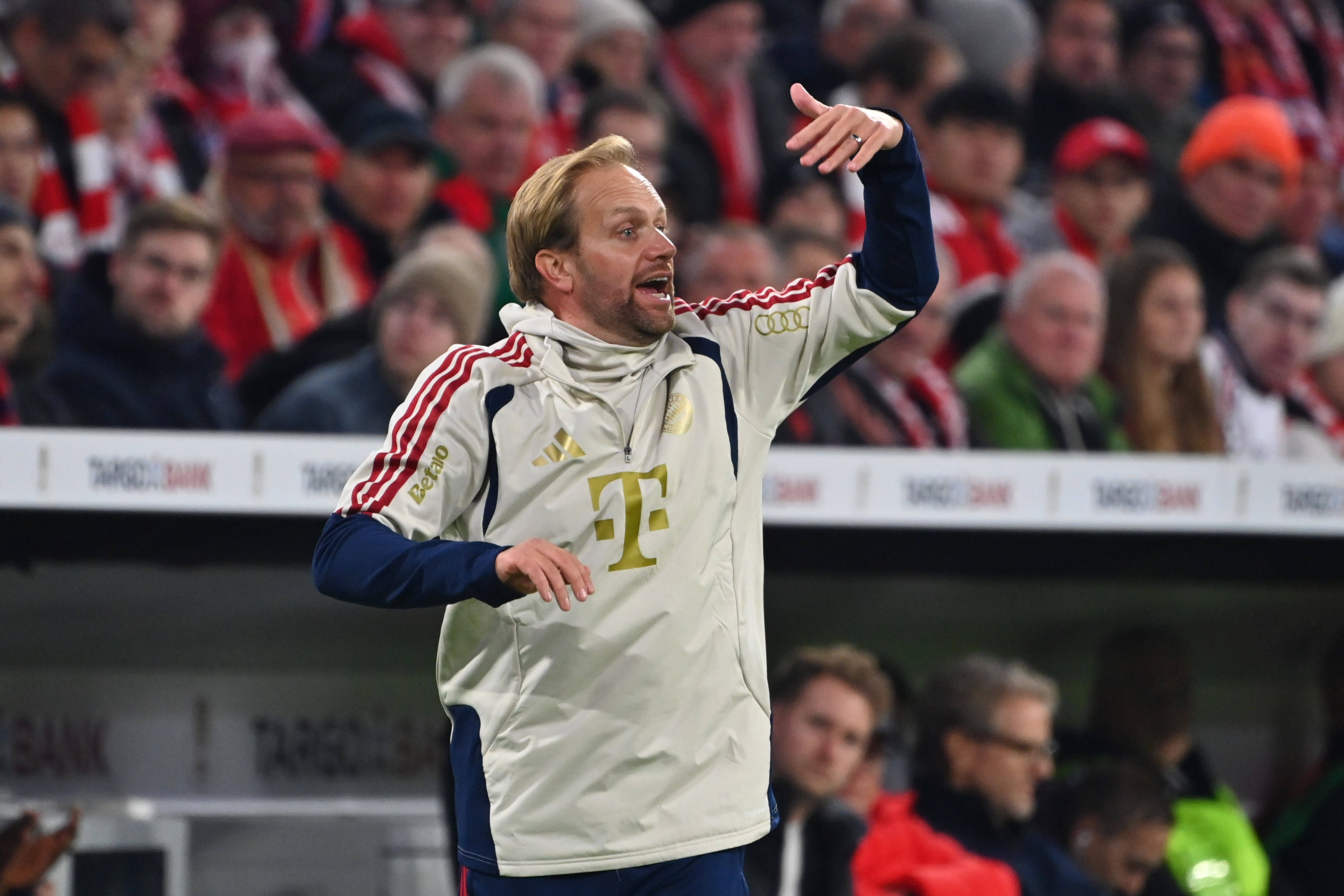 Aaron Danks übernimmt weiterhin für Vincent Kompany.