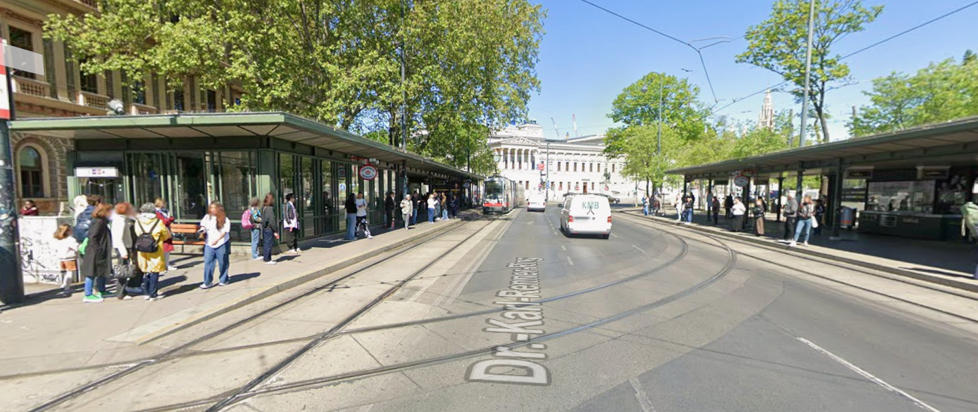 Straßenbahnhaltestelle mit wartenden Menschen in einer Stadt, Autos fahren auf der Straße.