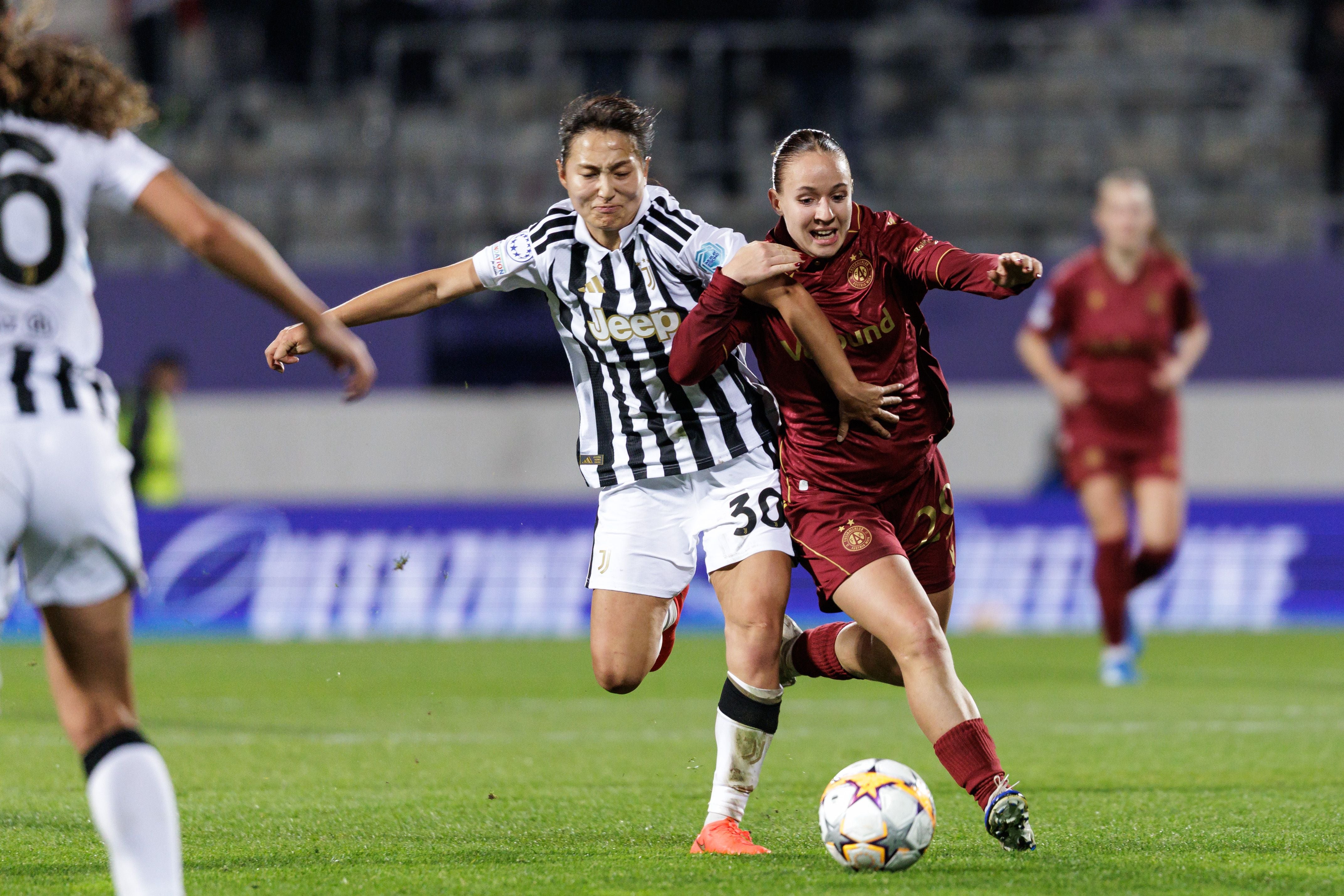 VIENNA,AUSTRIA,29.OCT.26 - SOCCER - UEFA Women’s Champions League, FK Austria Wien vs Juventus FC. Image shows Manaka Hayashi (Juventus) and Valentina Poetzl (A.Wien). Photo: GEPA pictures/ Armin Rauthner