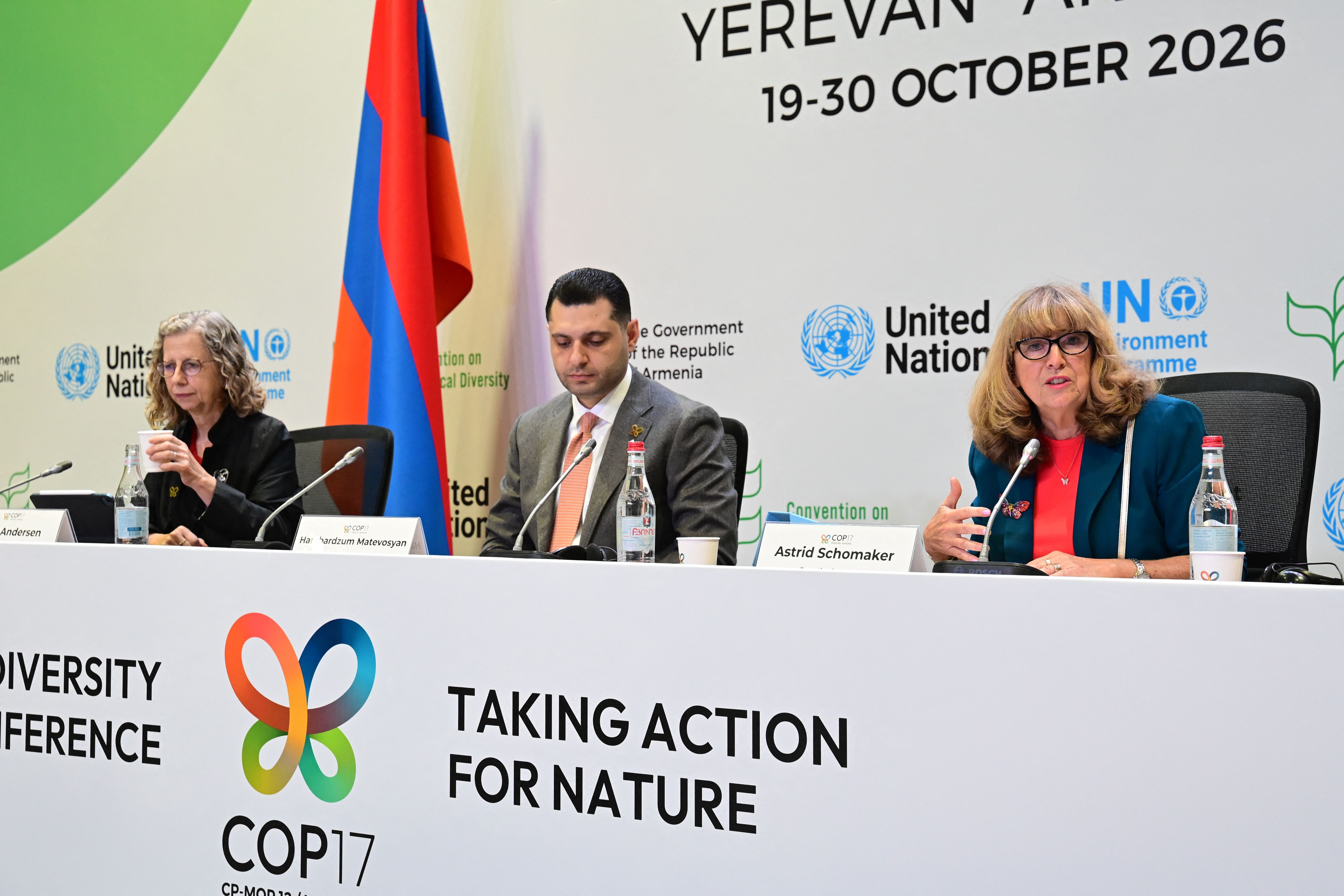 Drei Personen sprechen auf einer COP17-Pressekonferenz in Jerewan, Armenien, Oktober 2026.