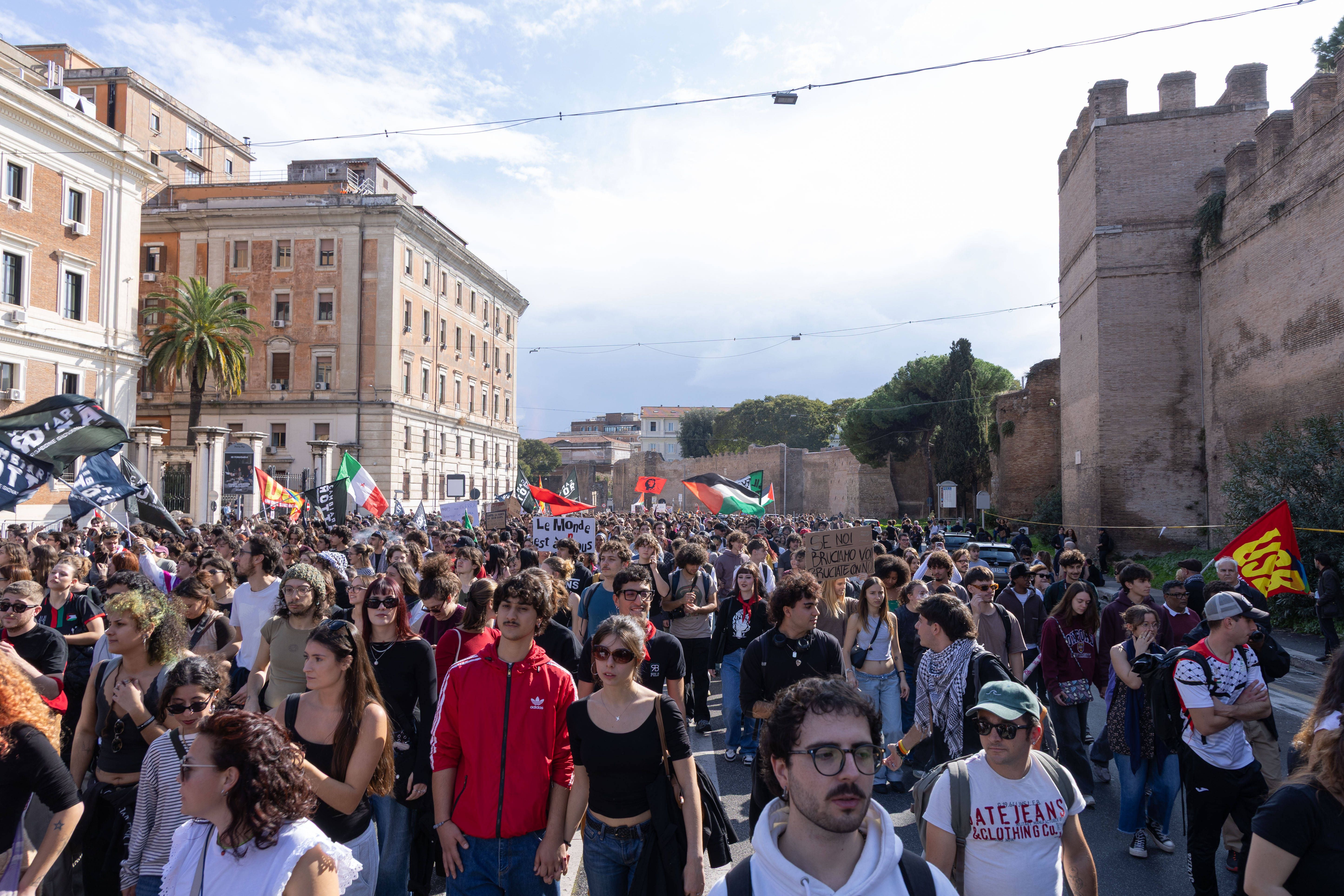 Viele Menschen nehmen an einem Protestmarsch in Rom gegen die hohen Lebenshaltungskosten teil.