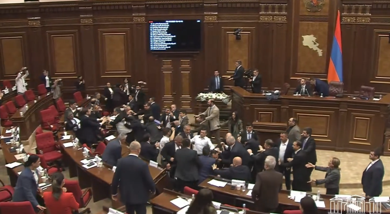 Abgeordnete geraten im armenischen Parlament in eine heftige Schlägerei.