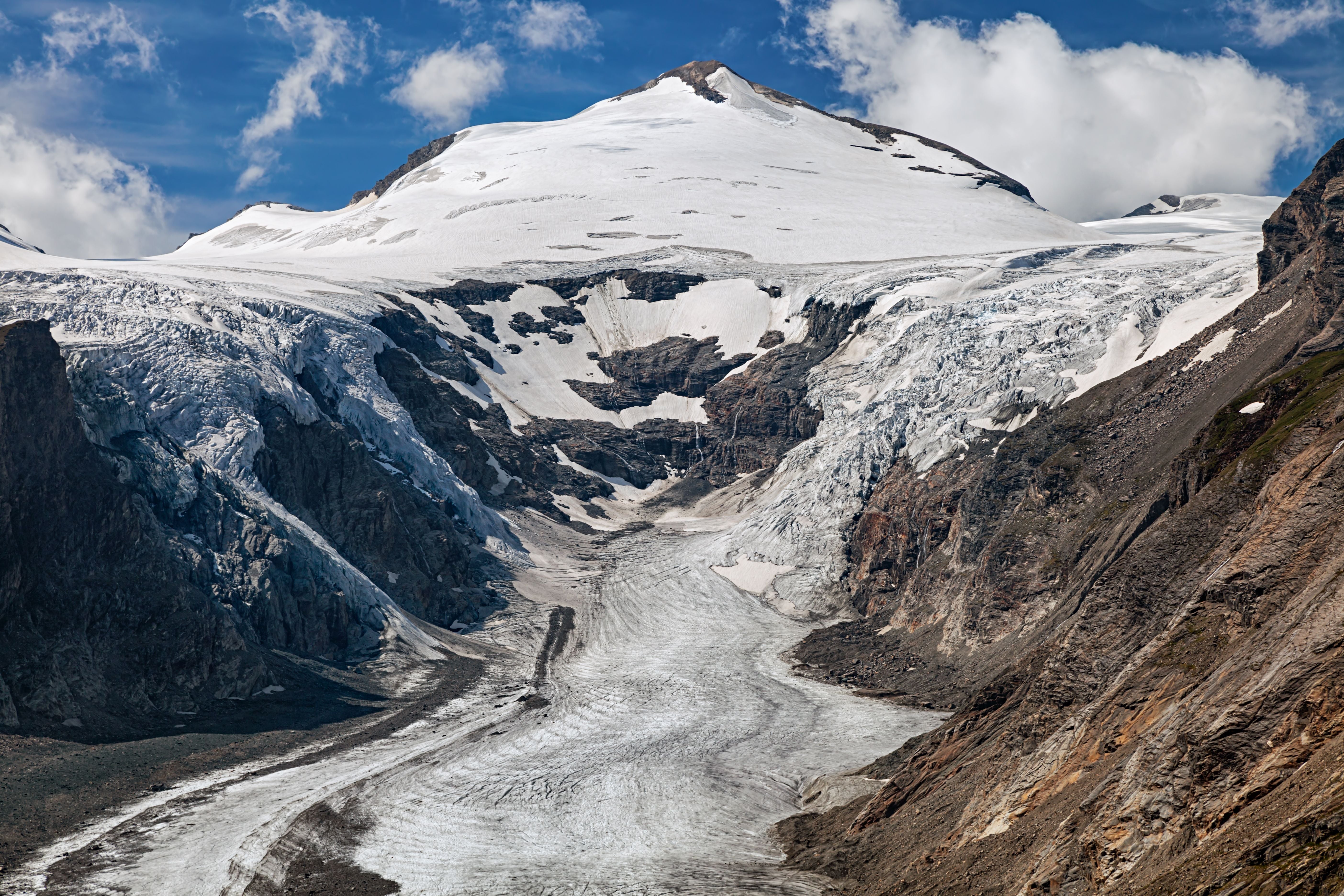 Gletscher Pasterze unter dem Großglockner in den österreichischen Alpen an einem klaren Sommertag.