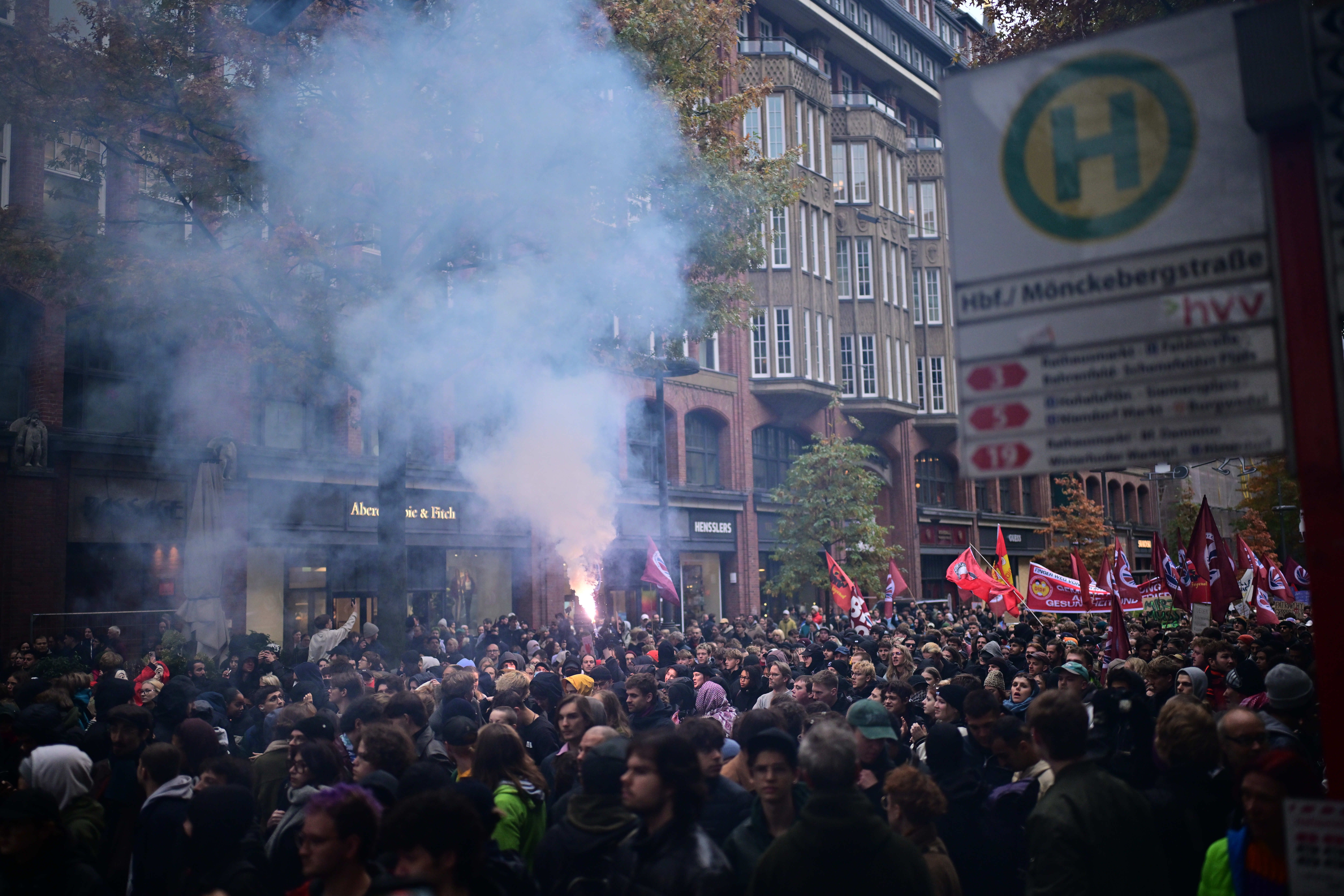 Menschenmenge mit Rauch und Fahnen bei einer Demonstration in einer Hamburger Innenstadtstraße.