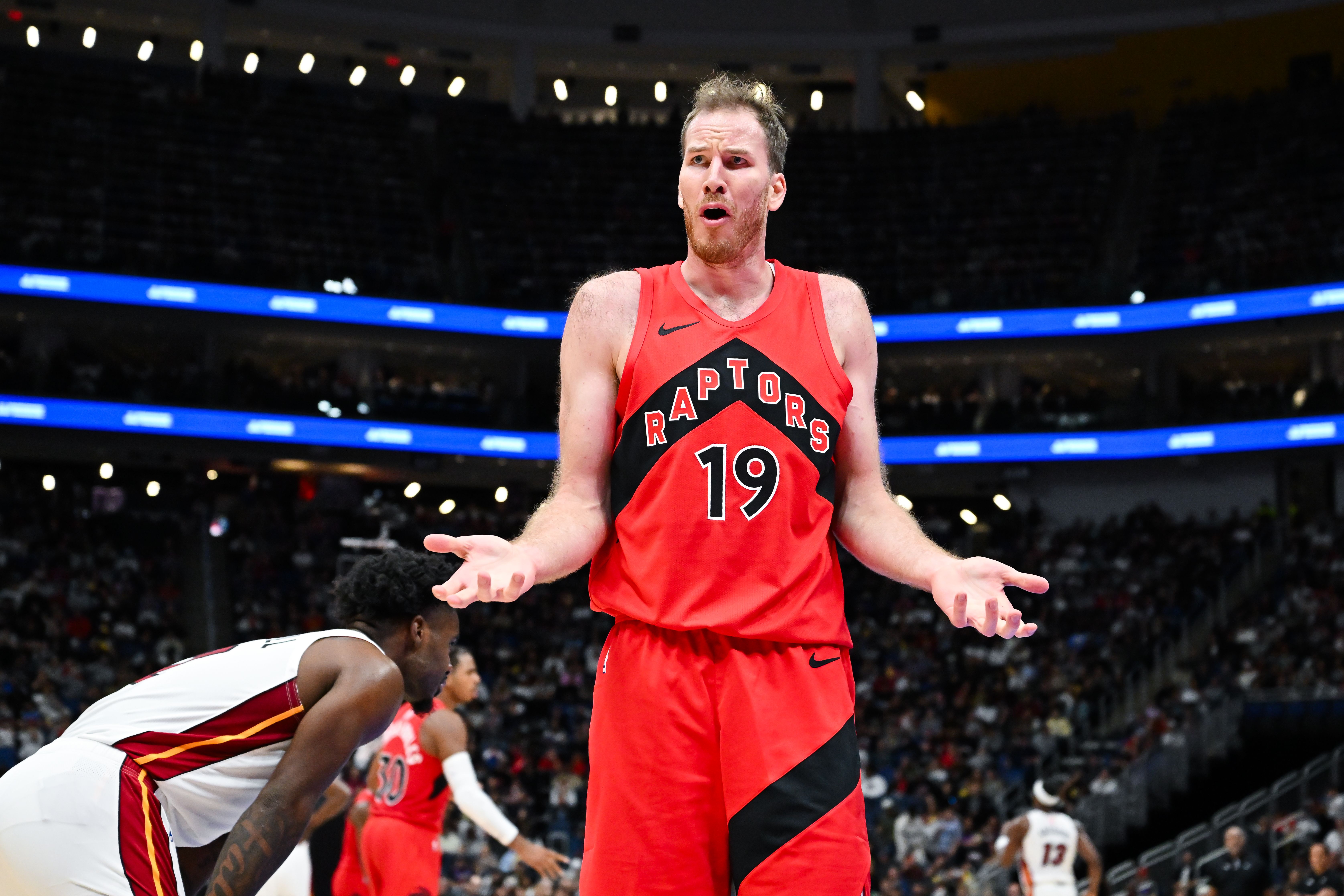 Basketballspieler der Raptors mit Nummer 19 gestikuliert fragend während eines Spiels.