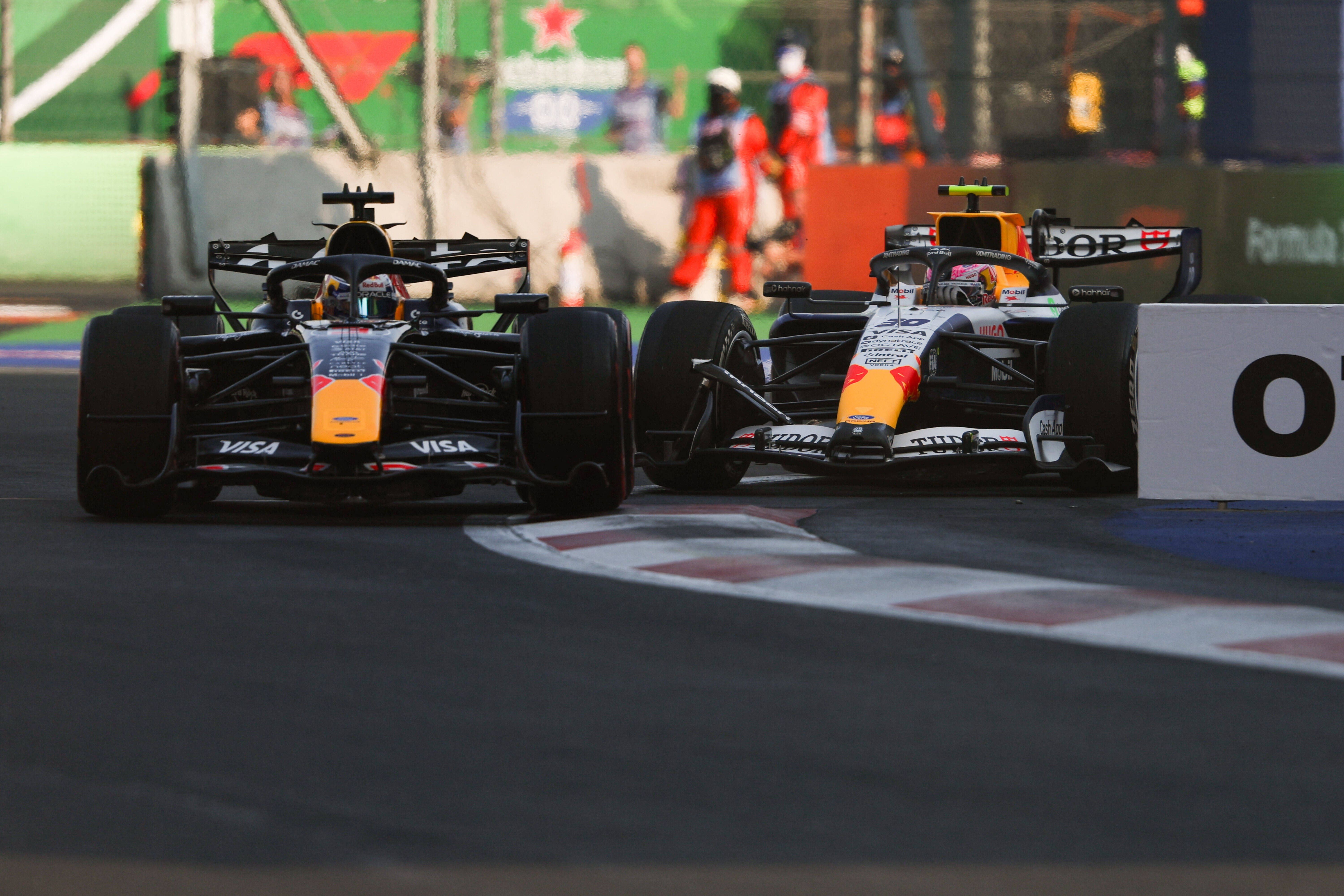 Zwei Formel-1-Autos kollidieren auf der Strecke beim Großen Preis von Mexiko-Stadt 2026.